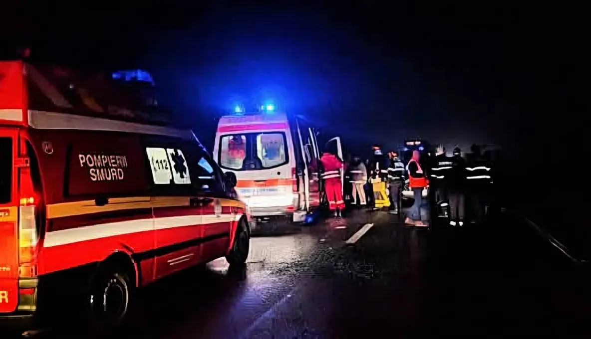 Adolescent de 17 ani, mort după ce a căzut cu motocicleta într-un canal de irigații. Medicii nu au mai putut să-l salveze