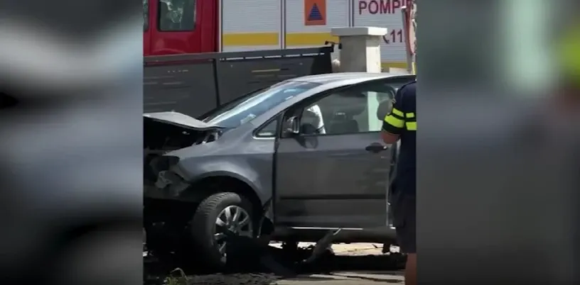 Accident terifiant: familie cu trei copii în spital după ce a intrat cu mașina în gard