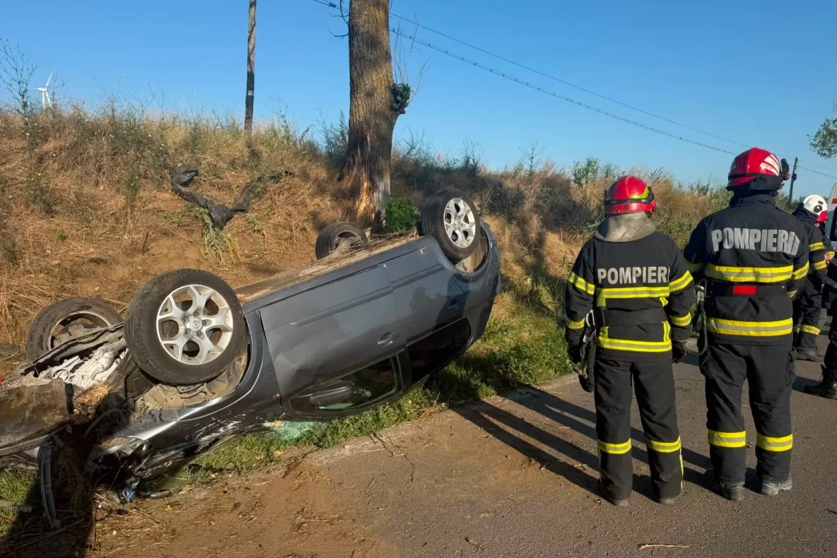 Mașină răsturnată pe DJ 222 Tulcea–Agighiol. Un tânăr de 22 de ani a ajuns la spital