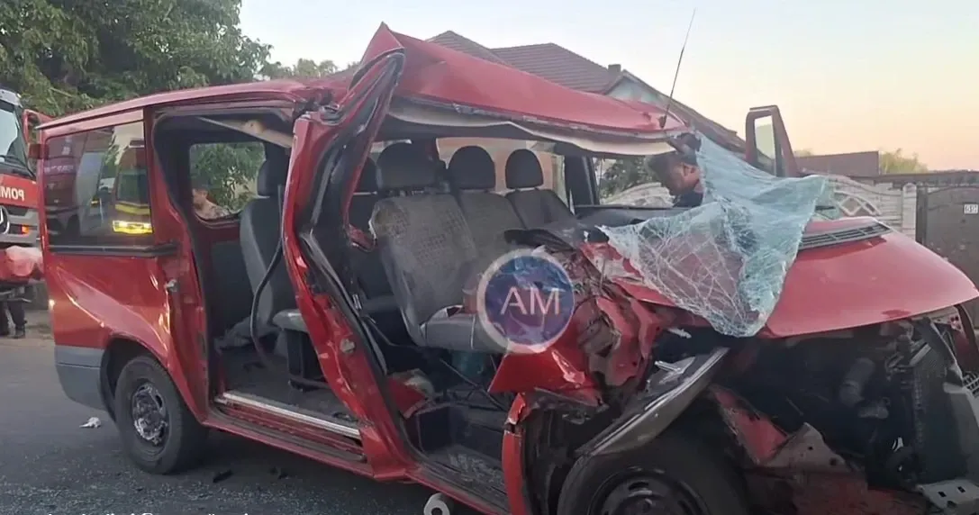 Accident grav în Mehedinți, după impactul dintre un microbuz și o autoutilitară. O femeie a rămas încarcerată 