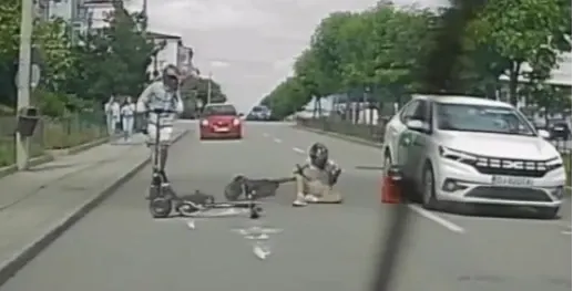 Poliția a deschis o anchetă după ce doi tineri au căzut de pe trotinete în fața unei mașini. Unul dintre ei a ajuns sub autoturism - VIDEO