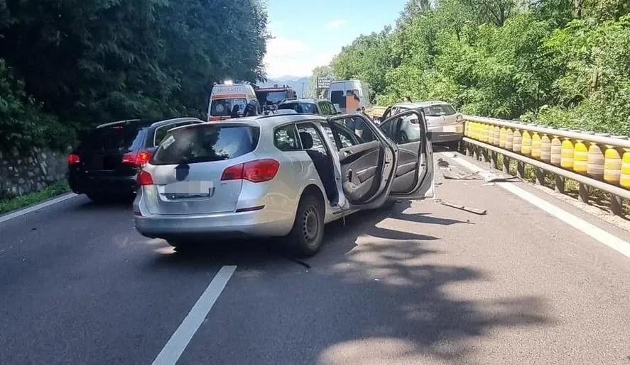 Patru răniți, între care doi copii, după ce un șofer a intrat pe contrasens pe DN7, în Vâlcea