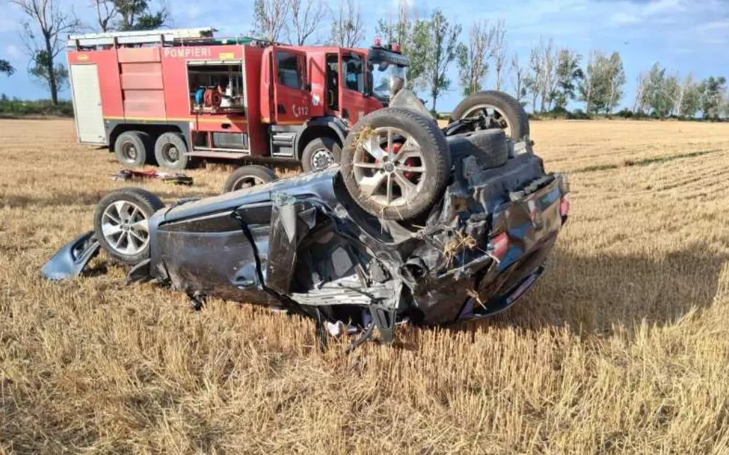 Accident violent pe un drum din Giurgiu. O mașină s-a izbit de un TIR și s-a răsturnat pe câmp