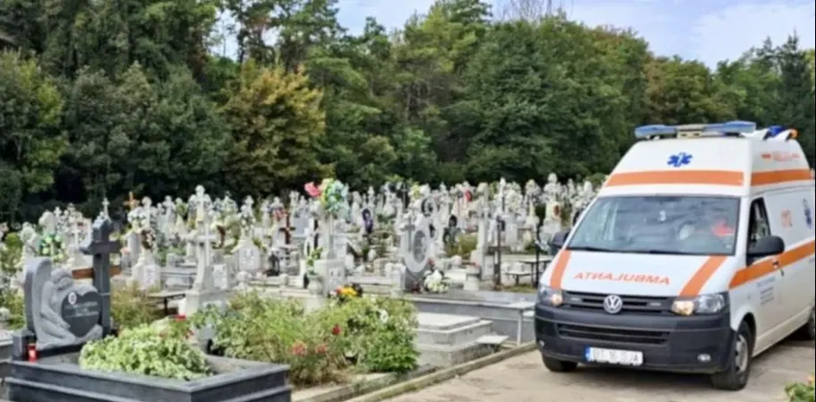 Medic aflat în concediu, intervenție salvatoare într-un cimitir. Un bărbat s-a prăbușit chiar pe mormântul tatălui doctoriței