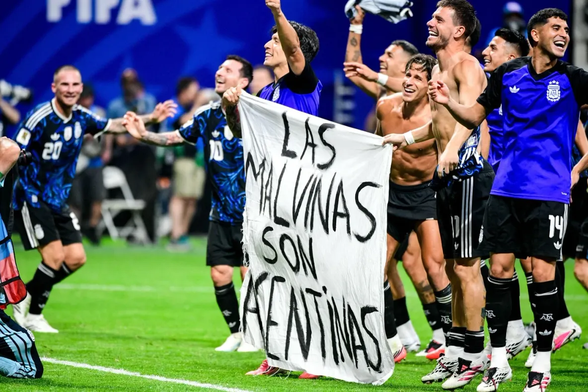 Marea Britanie cere intervenția FIFA din cauza unui banner afișat de jucătorii argentinieni, prin care revendicau Insulele Malvine