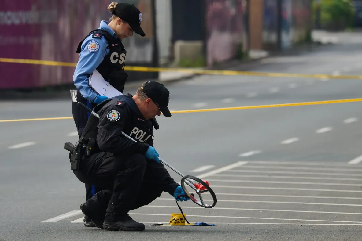 Atac armat lângă Consulatul SUA din Toronto. Suspectul a fugit cu o mașină albă. Este al doilea atac în patru luni