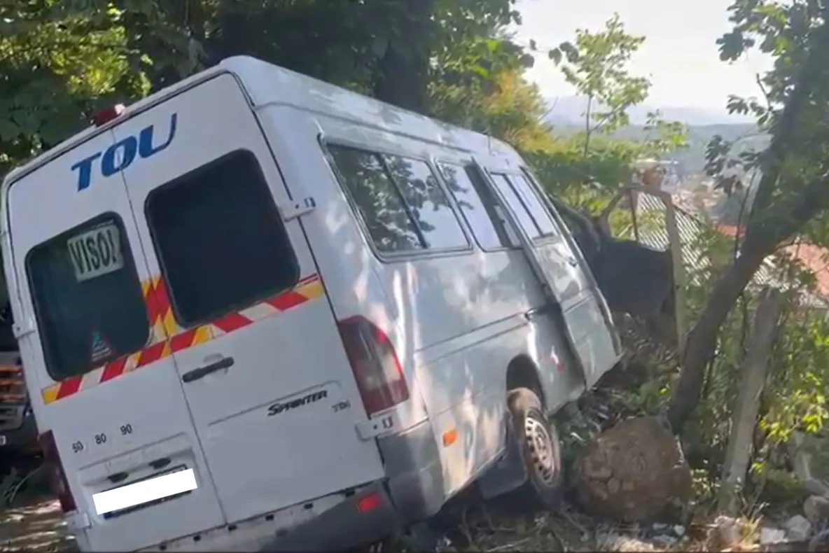 Planul Roşu de Intervenţie în judeţul Argeş. Un microbuz a ieşit în afara părţii carosabile -VIDEO
