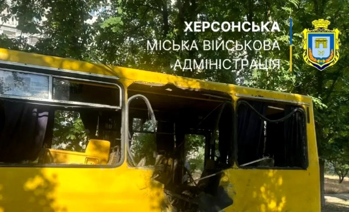 Atac cu dronă rusească în Herson. Un microbuz civil a fost lovit, două persoane au murit și cinci au fost rănite