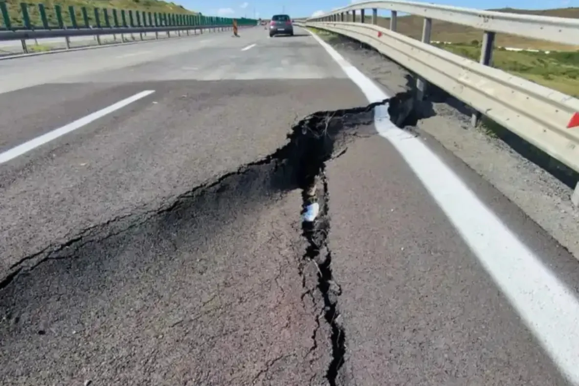 Pericol pe Autostrada A10 Sebeş-Turda, după apariția unor cratere. Se circulă pe o singură bandă