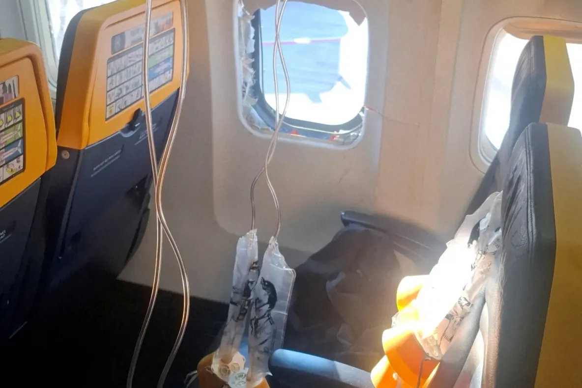 Răspunsul sec al companiei aeriene, după ce un pasager a fost aspirat pe jumătate în afara avionului în timpul zborului