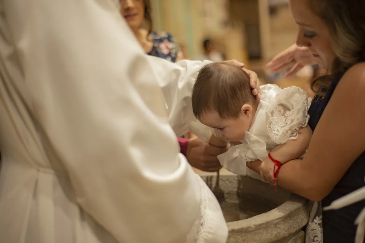 Ce înseamnă dacă plouă la botez. Superstițiile și tradițiile care aduc noroc copilului
