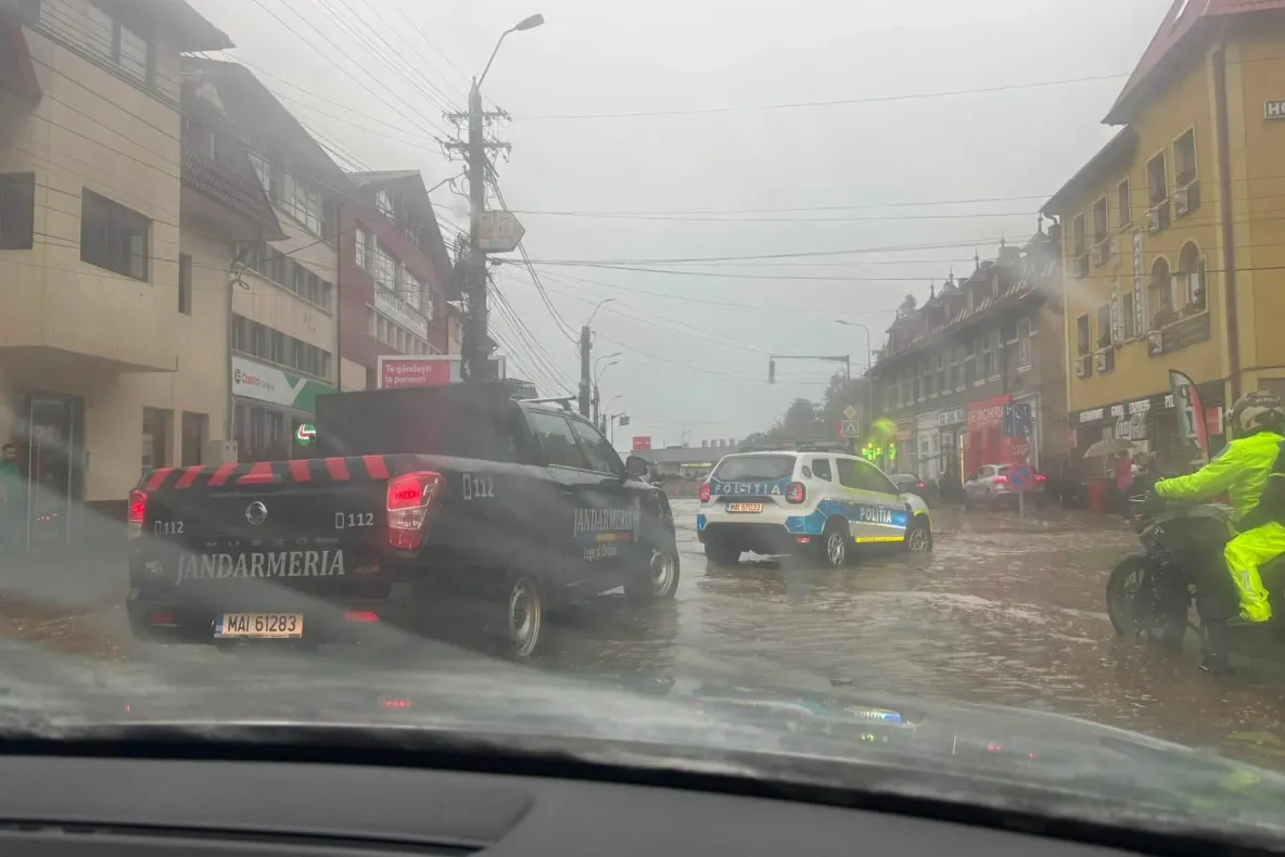 ISU intervine contracronometru în Prahova. Oameni scoși din șuvoaiele de apă de pe străzi, o femeie a ajuns la spital