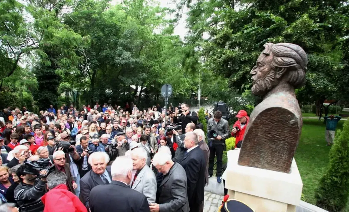 Scandal reaprins în jurul statuii lui Adrian Păunescu. IICCMER cere din nou îndepărtarea monumentului din București