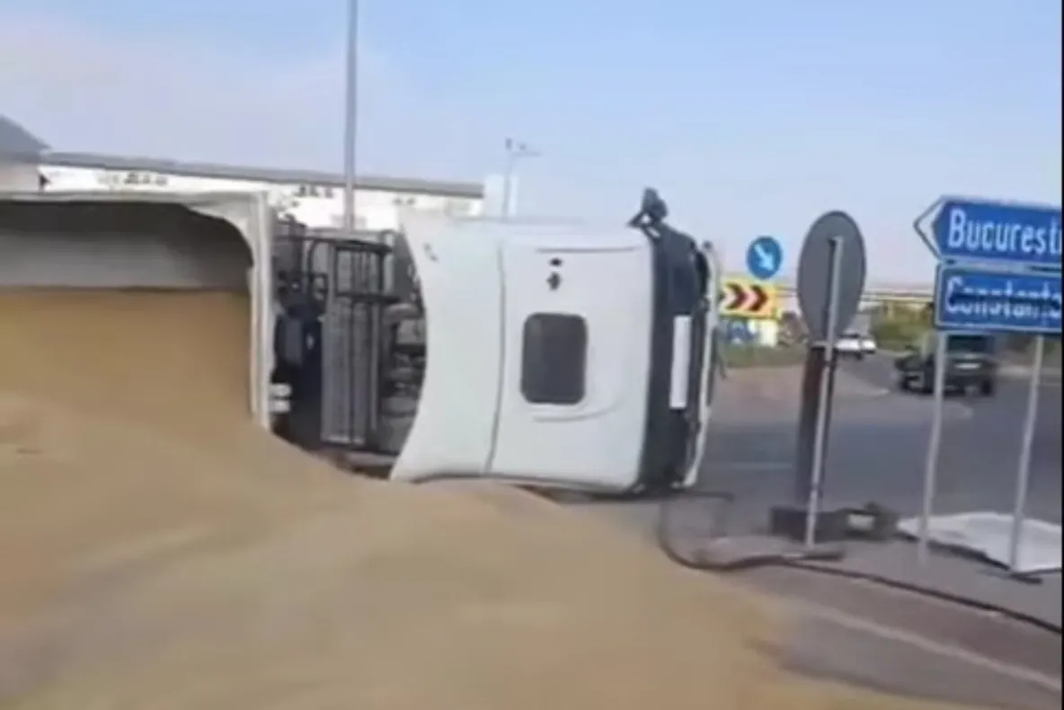 Trafic blocat parțial pe Centura București! Un camion încărcat cu cereale s-a răsturnat