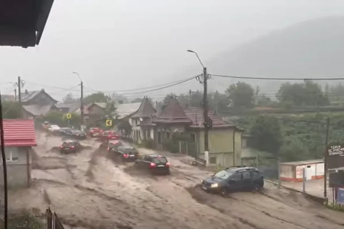 Viitură devastatoare în Bușteni. Imagini de coșmar cu mașinile măturate de ape -VIDEO