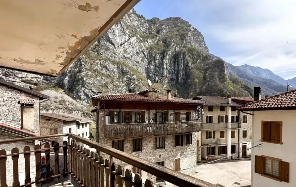 Un apartament complet mobilat în Munții Italiei a ajuns să coste cât o mașină