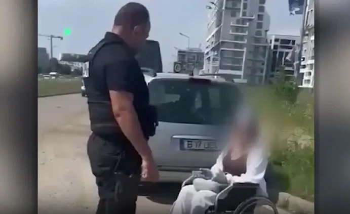 Fiica întinde mâna la cerșit, mama o păzește din BMW X5, în București
