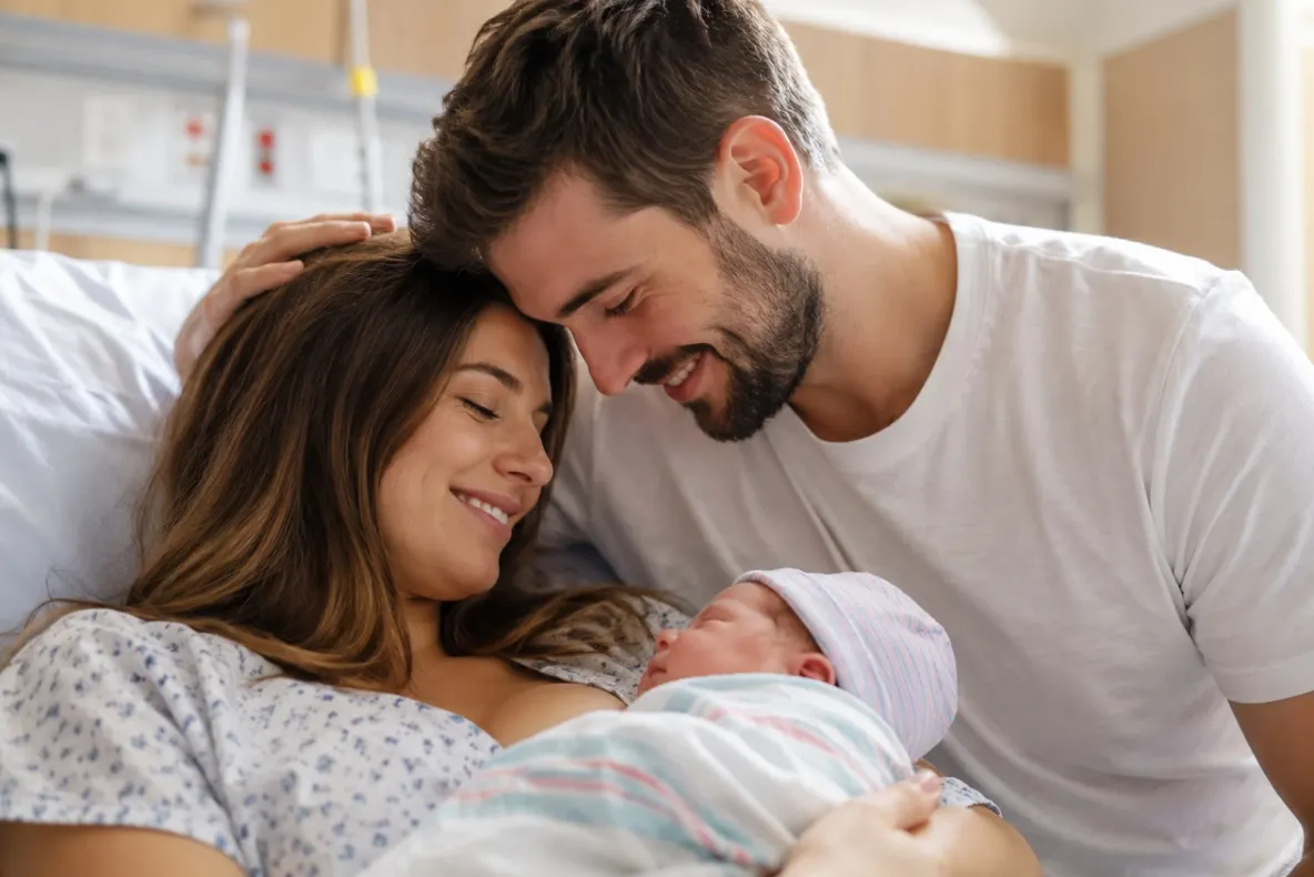 Concediul paternal în 2026. Câte zile libere au dreptul să primească tații la nașterea copilului