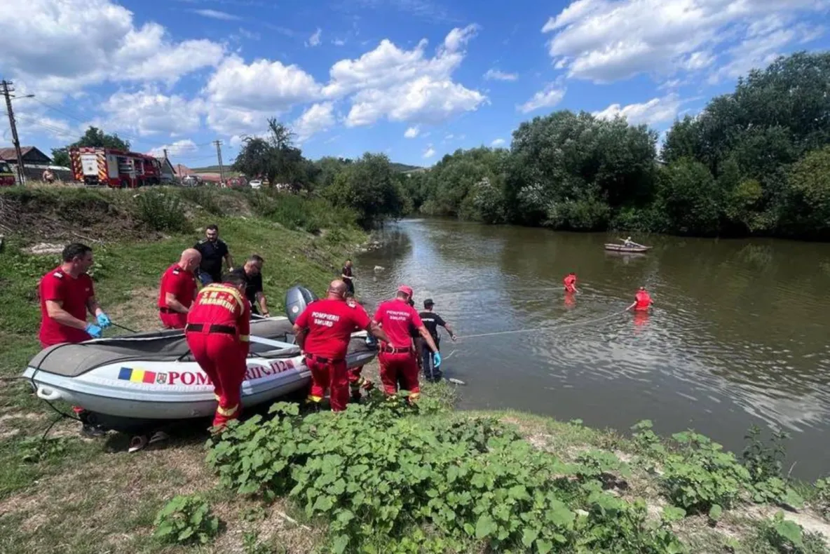 Doi copii, căutați de pompieri după ce ar fi căzut în râul Mureș. Un elicopter SMURD a fost trimis în zonă