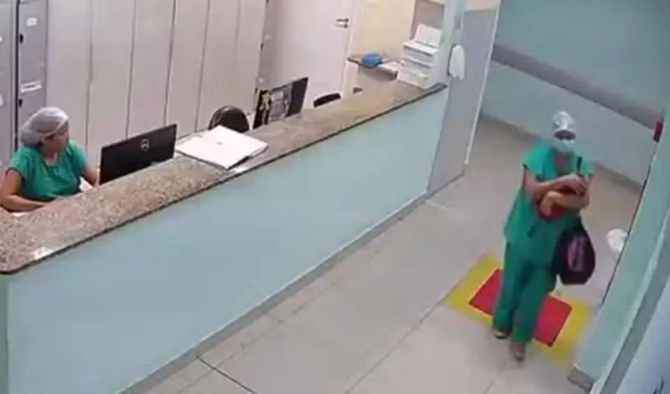 Asistentă, acuzată că a răpit un bebeluș din maternitate după ce și-a mințit familia că este însărcinată