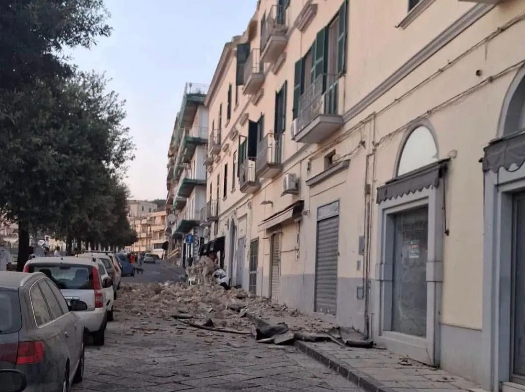 Cutremur de 4,7 grade lângă Napoli: pene de curent și transport feroviar suspendat