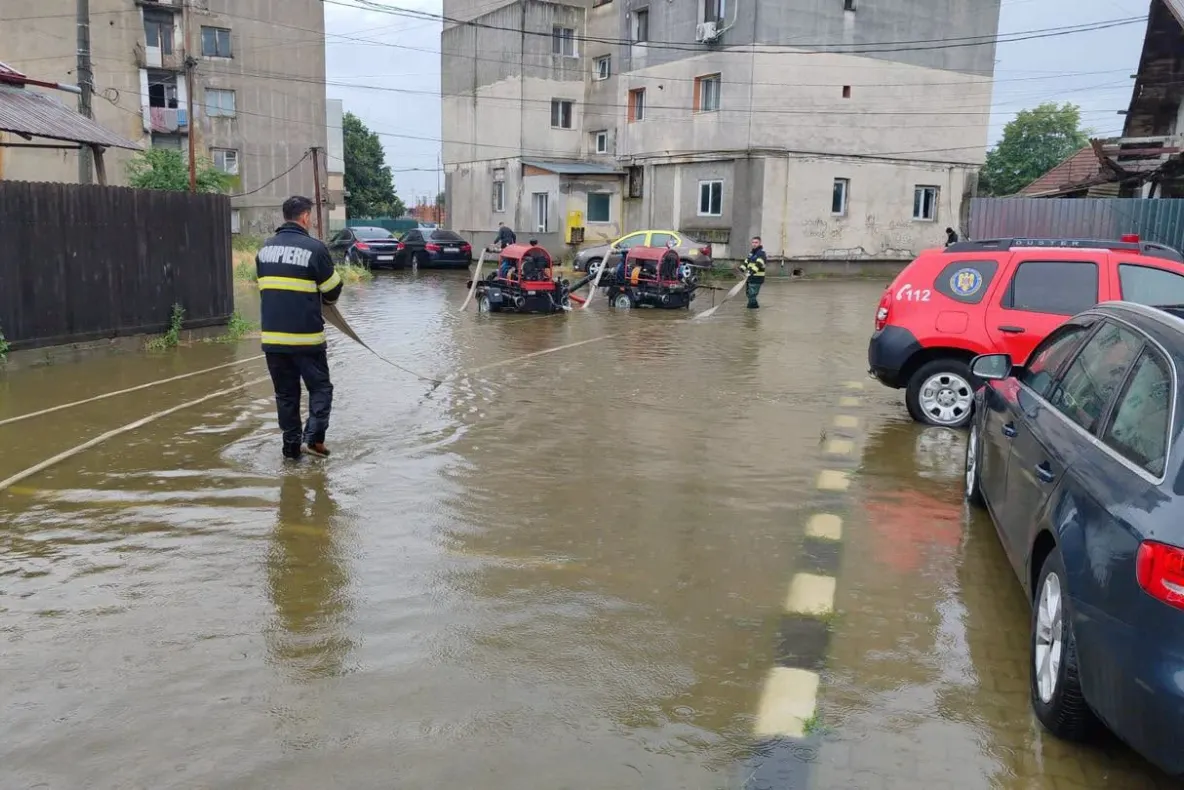Ploile au lăsat dezastru în urmă. Sute de intervenții, oameni evacuați și echipaje suplimentare mobilizate în 5 județe și București