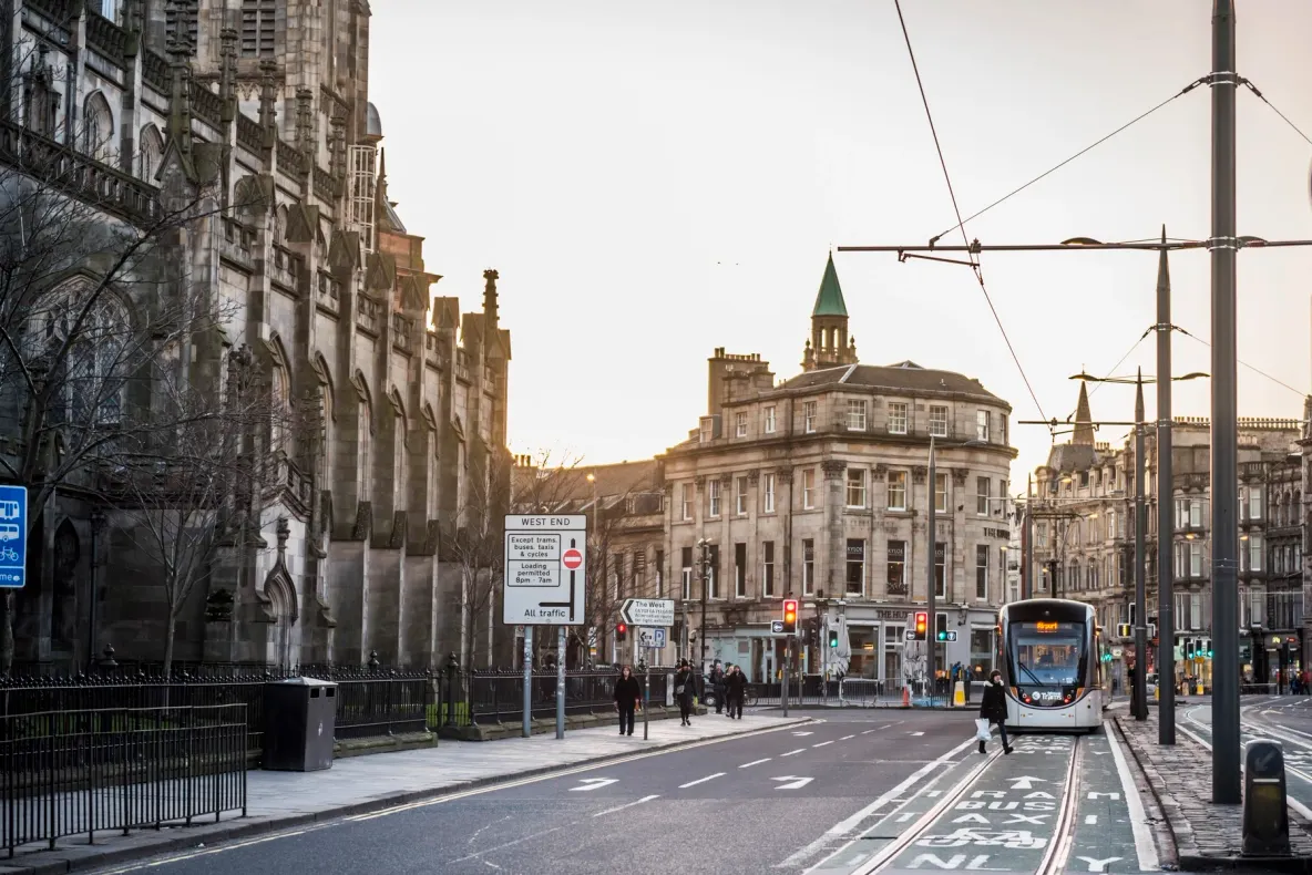 Edinburgh, primul oraș din Scoția care taxează turiștii: suma pe care trebuie să o plătească