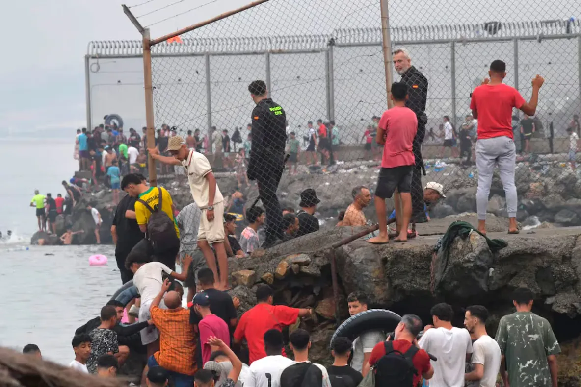 Spania estimează că aproape 49.000 de migranți au trecut granița cu Ceuta în ultimele 24 de ore. Bilanțul morților a ajuns la 19
