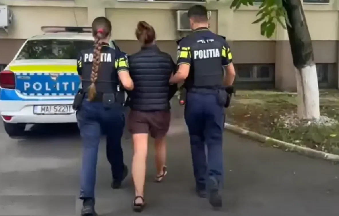 Și-a incendiat casa după o ceartă cu soțul. Patru mașini au ars - VIDEO