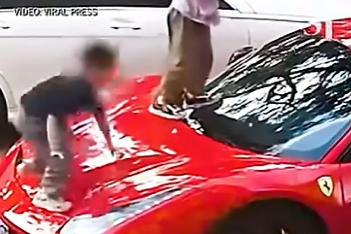 Ferrari vandalizat de mai mulți copii într-o parcare. Reparațiile costă mii de euro, iar părinții refuză să plătească integral