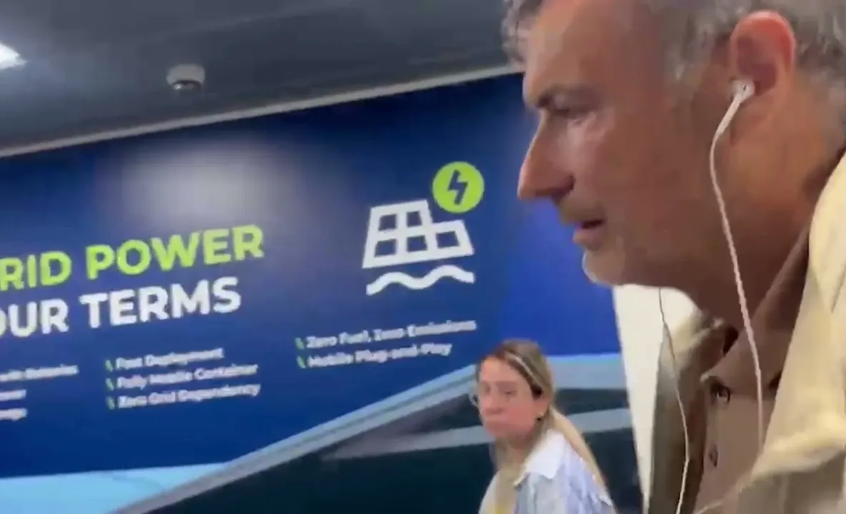 Noi imagini revoltătoare cu Florian Coldea. După aterizarea pe aeroportul din București, fostul general nu a reușit să scape de întrebările Alessiei Păcuraru