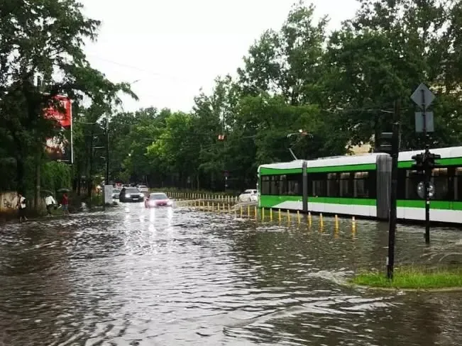Bucureștiul intră din nou sub COD portocaliu de vreme severă. Se așteaptă furtuni și ploi torențiale
