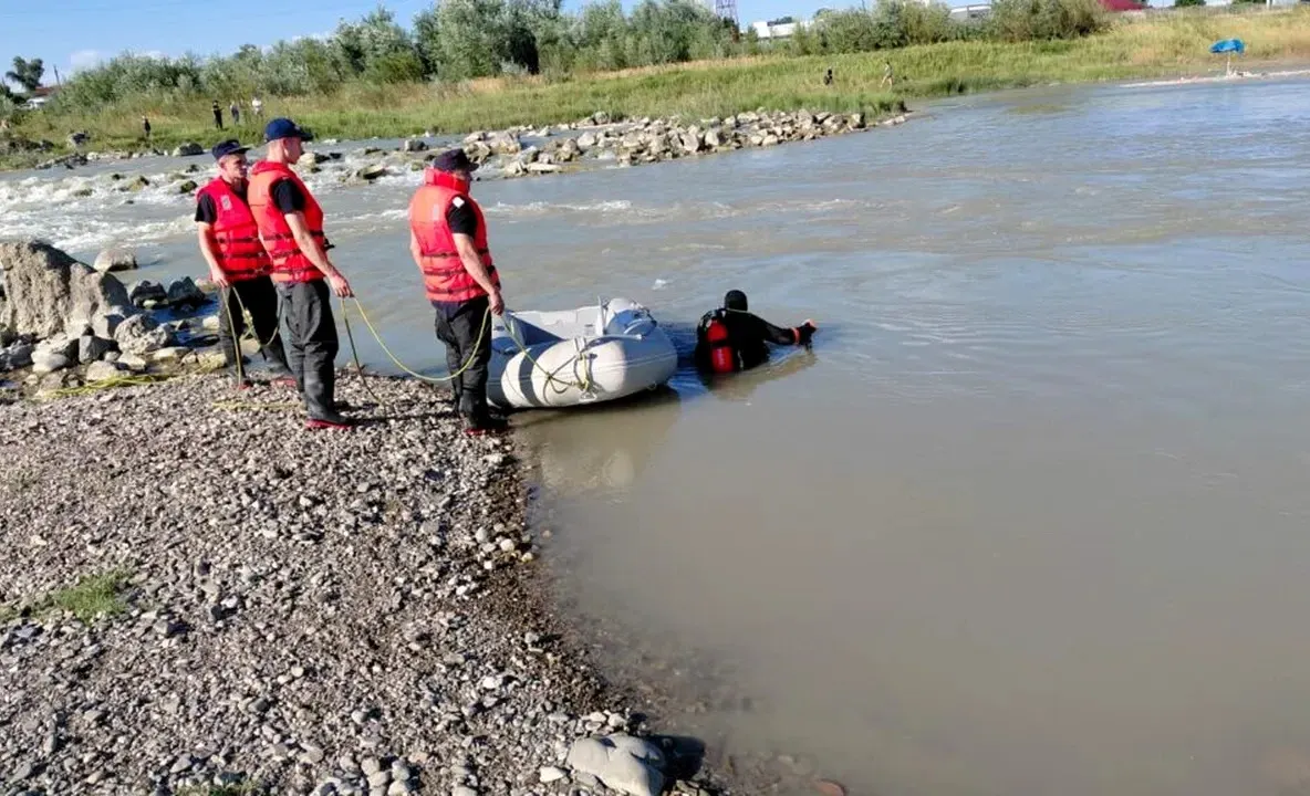 Doi frați au murit înecați în râul Moldova. O fetiță de 6 ani a fost salvată