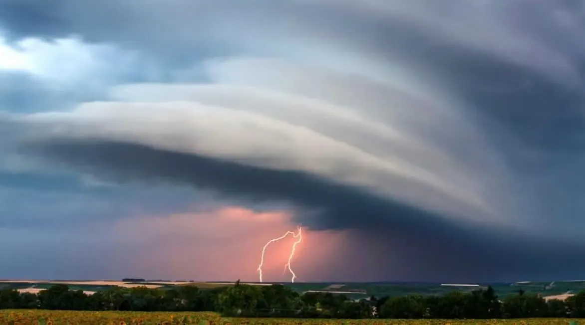 România, sub amenințarea furtunilor. Meteorolog ANM: "Urmează vijelii, iar temperaturile scad sub 30 de grade"