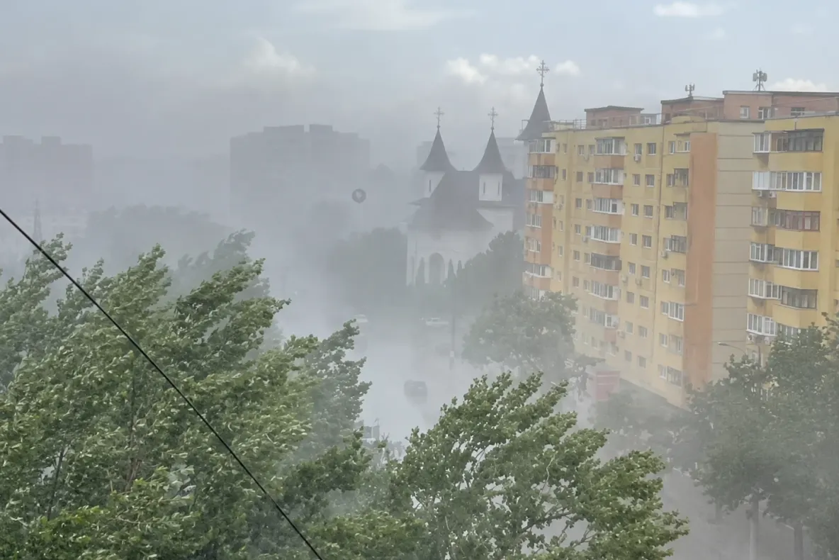 Furtună puternică în Galați: municipiul, lovit de vijelie și ploaie torențială. Județul se află sub avertizări Cod Galben VIDEO