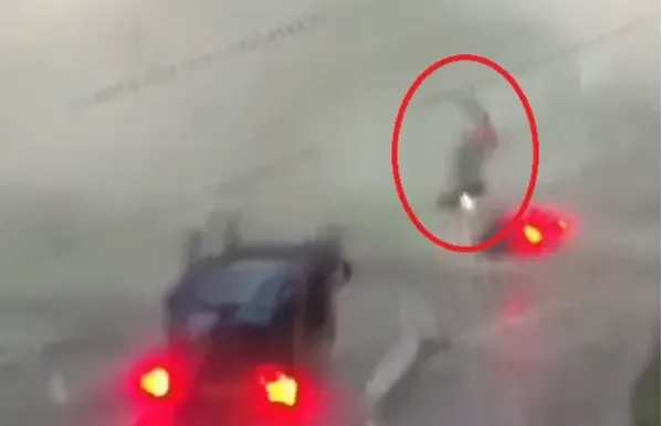 Scene de coșmar în China: o tornadă a smuls o mașină de pe autostradă și a aruncat-o în aer, sub privirile șoferilor îngroziți - VIDEO