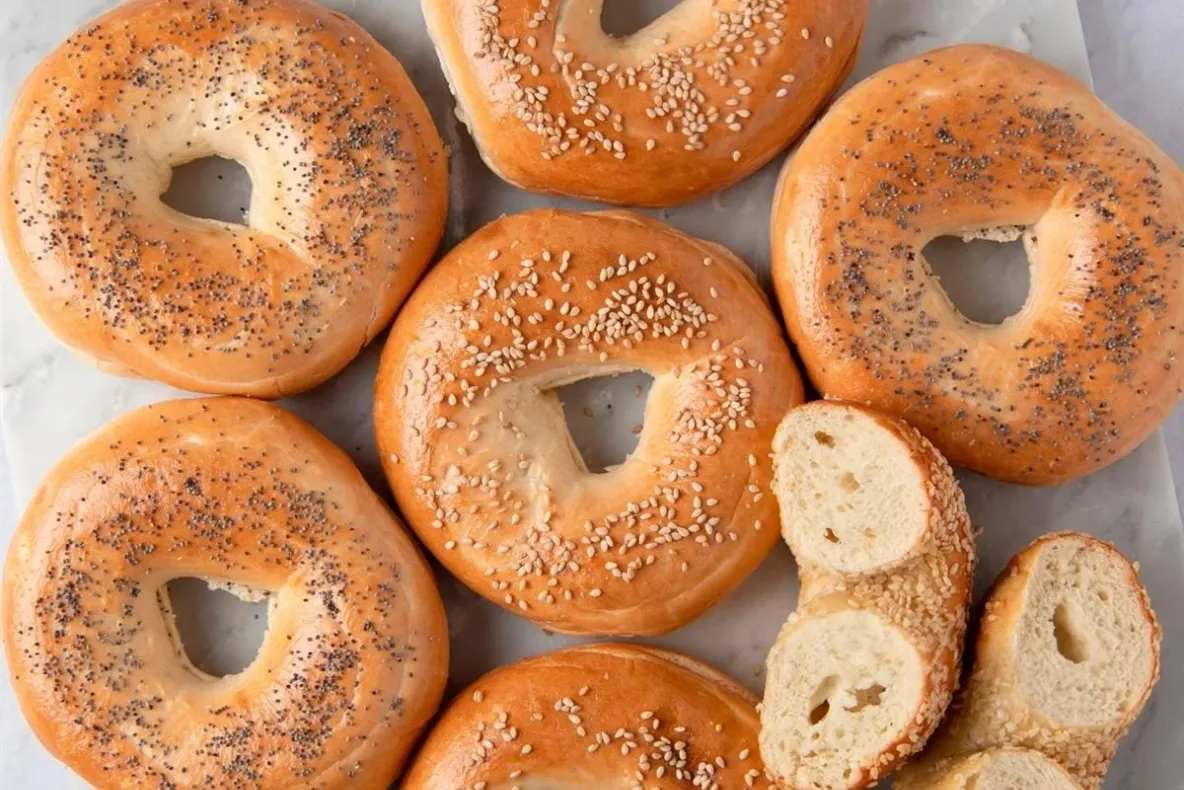 Fenomenul Bagel cucerește bucătăriile lumii. Cum să prepari acasă chiflele perfecte pentru micul dejun