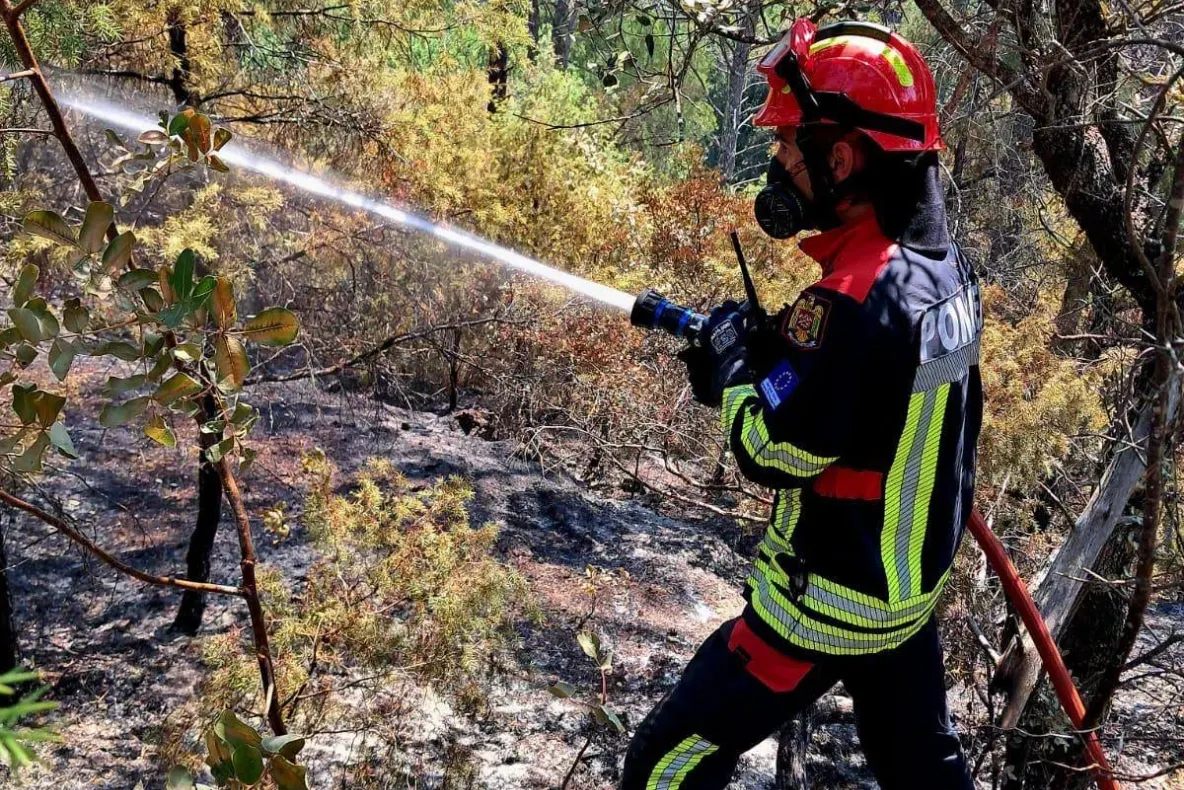 Pompierii români, în prima linie a incendiilor din Franța. Intervin pentru a proteja casele oamenilor