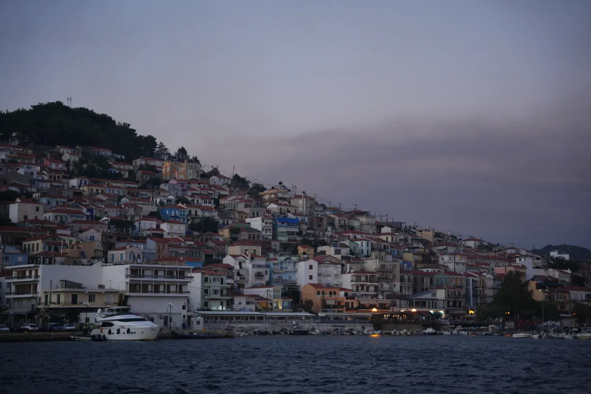 Atenționare MAE pentru românii care merg în Grecia. Risc ridicat de incendii în mai multe regiuni turistice