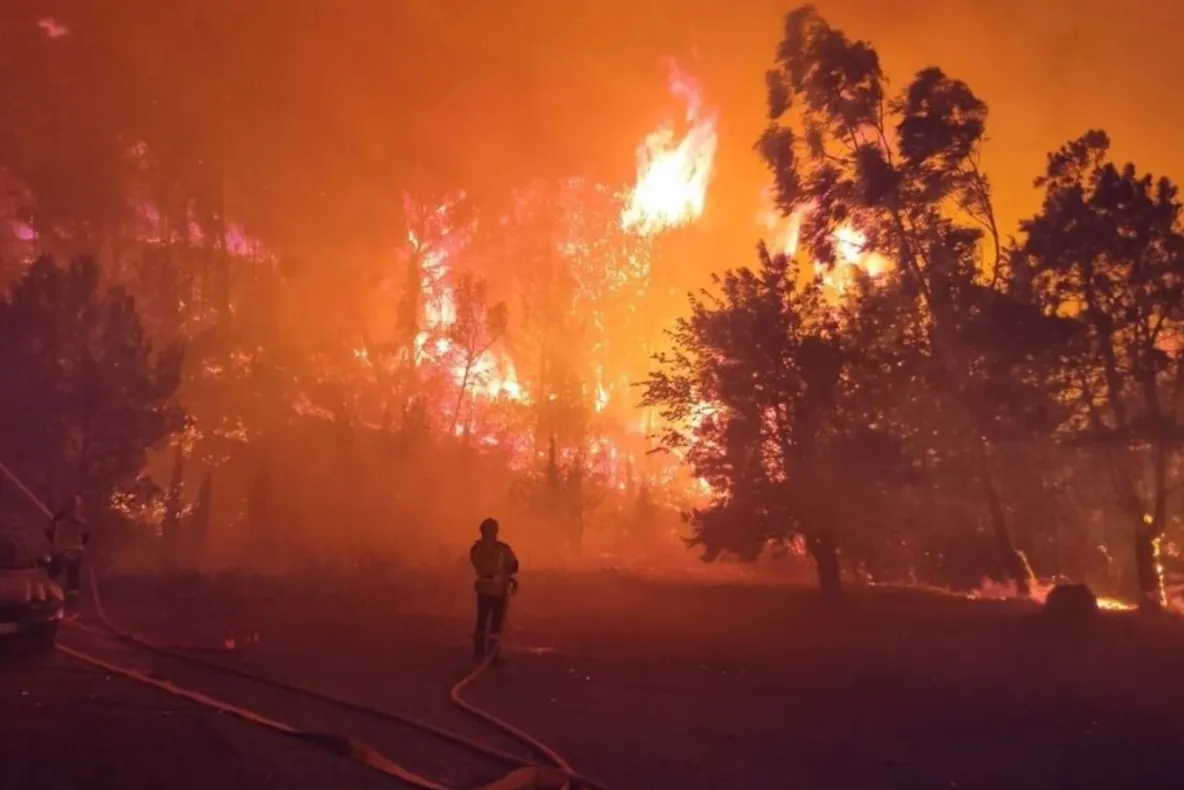Incendii de vegetație în sudul Franţe. Pompierii români continuă misiunea de sprijin a autorităţilor franceze pentru stingerea flăcărilor
