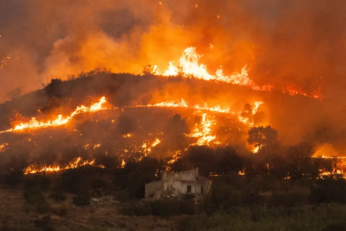 Incendiile fac ravagii în Spania. Peste 12.000 de hectare au fost mistuite de flăcări, risc ridicat de extindere