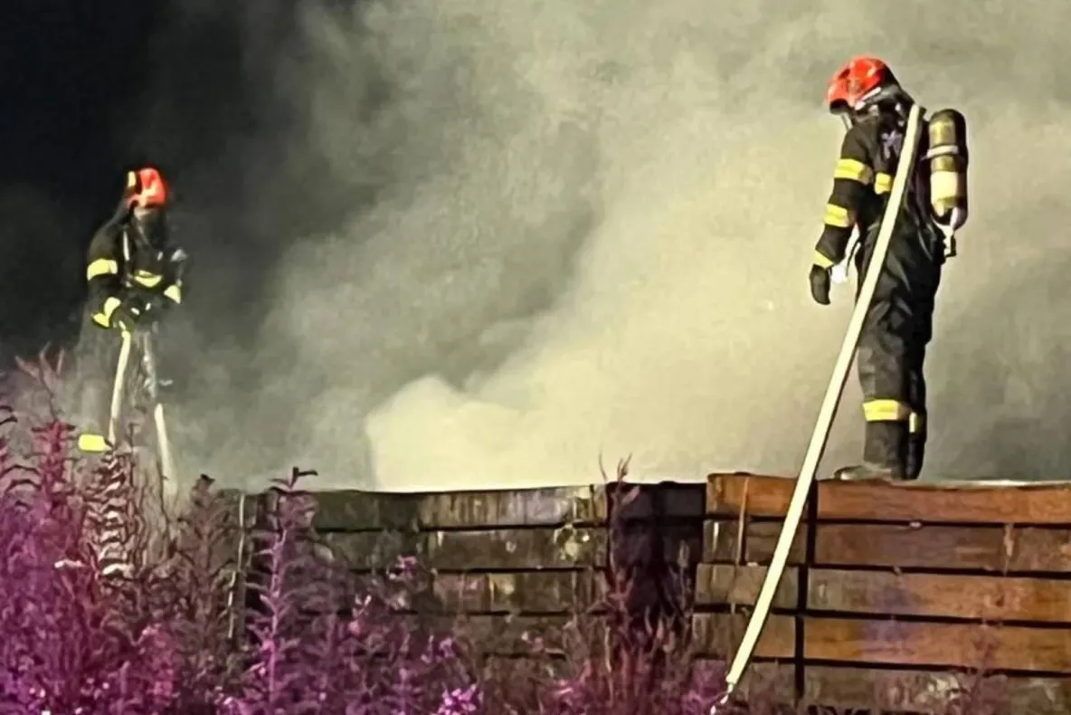 Incendiu în zona Piața Gării din Târgu Mureş. Ard mai multe traverse de cale ferată stivuite