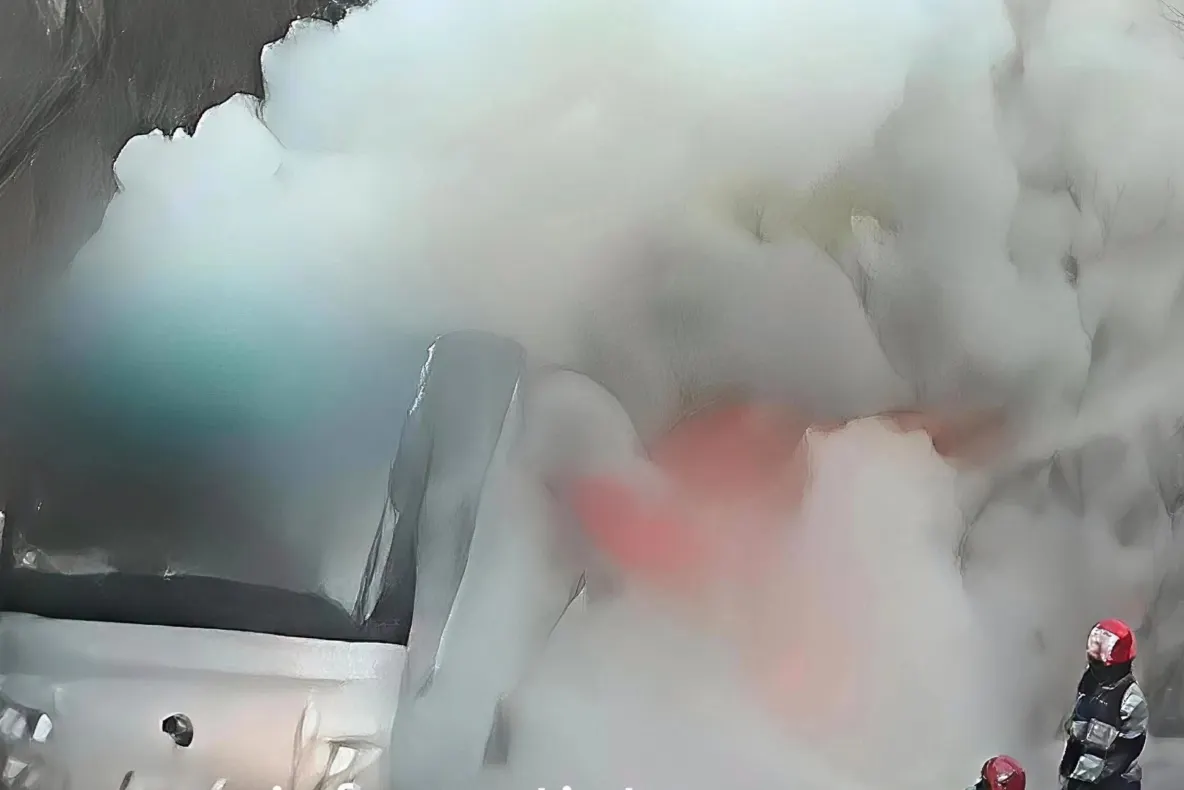 Autocar cuprins de flăcări în Suceava. Pasagerii s-au autoevacuat după izbucnirea incendiului într-o benzinărie