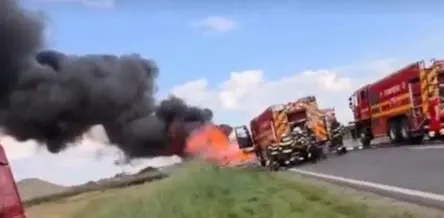 Incendiu puternic pe DN 25, în Galați. Un TIR încărcat cu ulei a fost cuprins de flăcări, iar traficul a fost blocat