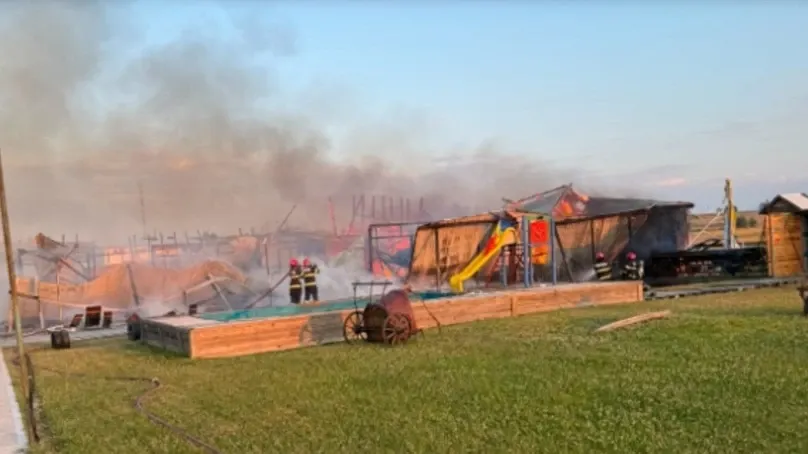 Incendiu puternic în apropierea unui restaurant din Argeș. O adolescentă a suferit un atac de panică