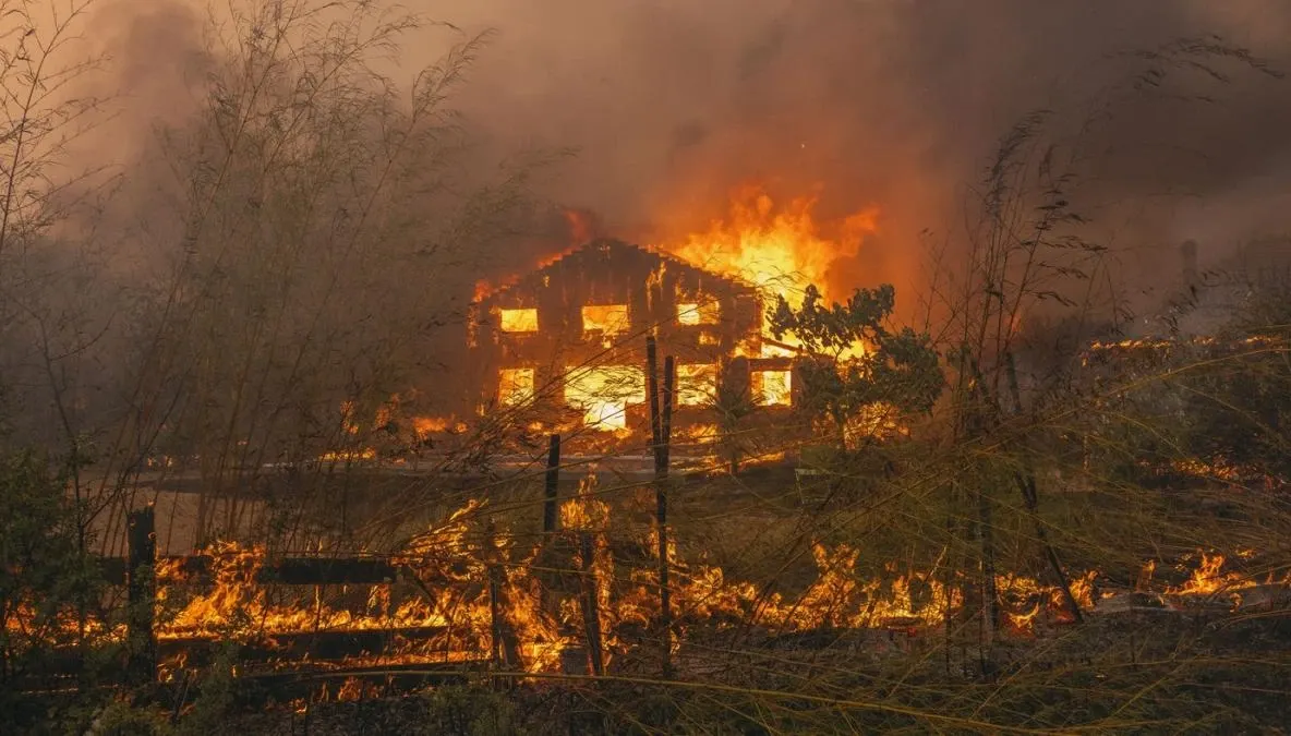 Mega-incendiu în sud-vestul Franței, pe o suprafață de patru ori mai mare decât Parisul. Peste 2.200 de pompieri luptă cu flăcările