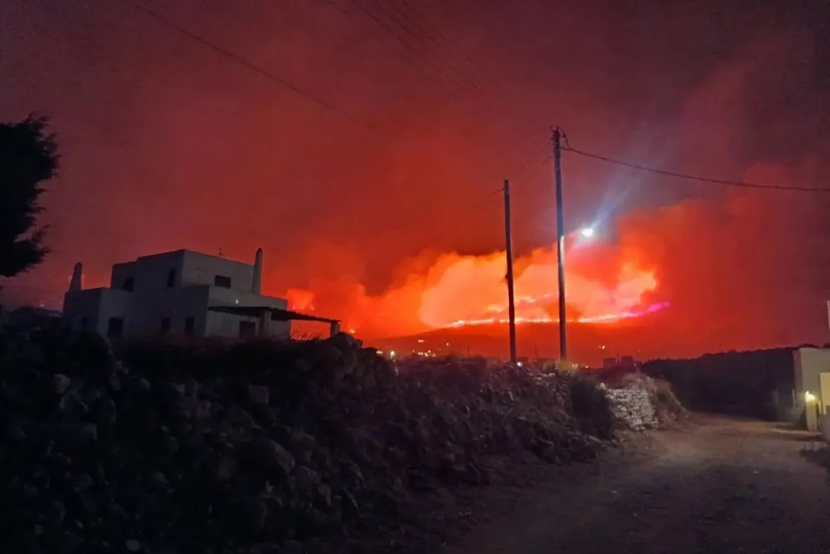 Incendiu de vegetație pe una dintre cele mai populare insule turistice din Grecia. Mai multe zone, evacuate preventiv VIDEO
