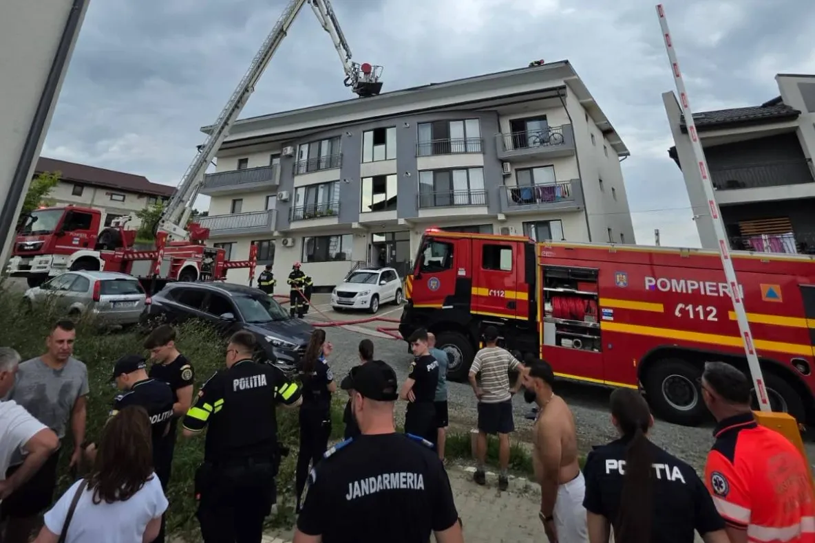 Incendiu puternic la un bloc din Bistrița: zeci de locatari evacuați - VIDEO