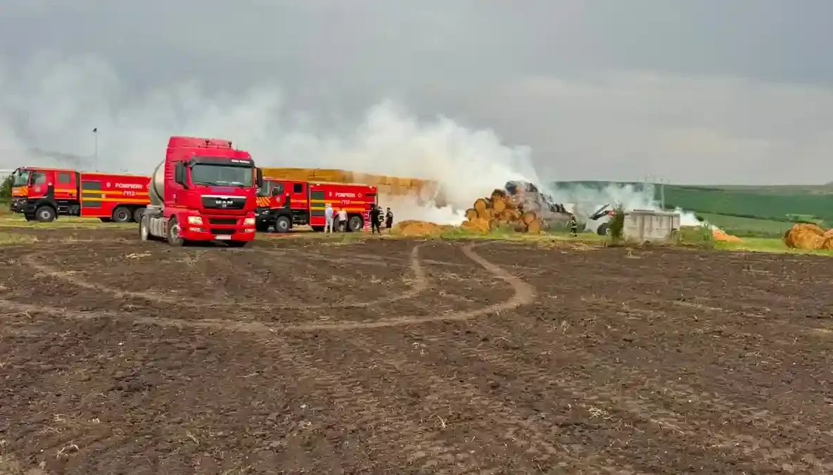 Incendiu la o fermă din cauza unui fulger. Zeci de baloți de paie au fost distruși de flăcări