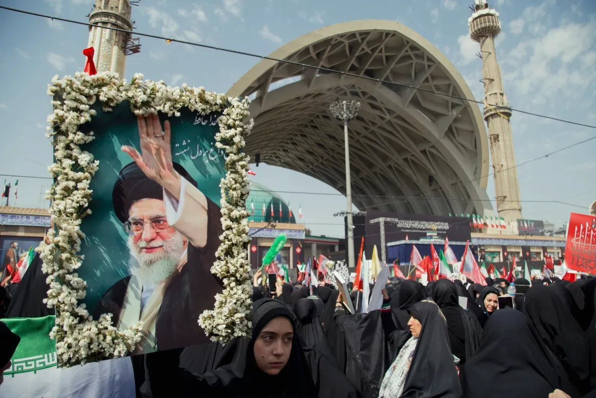 Trei dintre fiii săi au plâns la sicriul lui Ali Khamenei, Mojtaba este în continuare absent